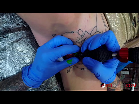 ❤️ Estremamente tatuato hottie Sully Savage ottenuto un tatuaggio sul suo clitoride Video di sessoal it.hentai-ita.ru ☑